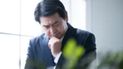 考え込む経営者