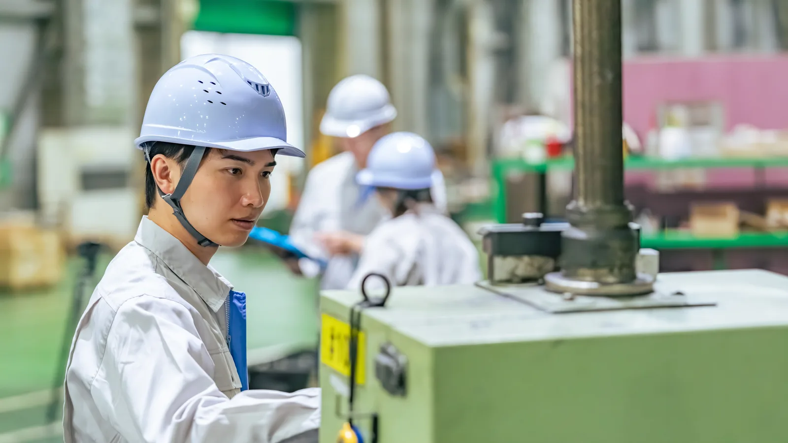 工場で働く若手社員