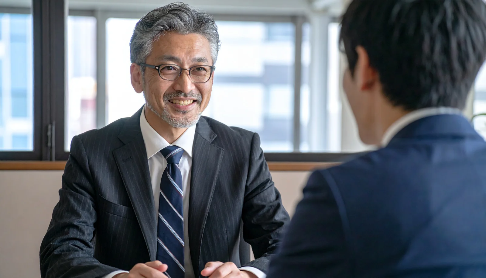 経営者と向き合って話す様子