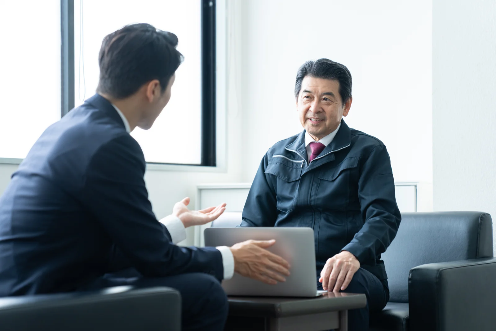 社長と相談相手が向き合って話す様子